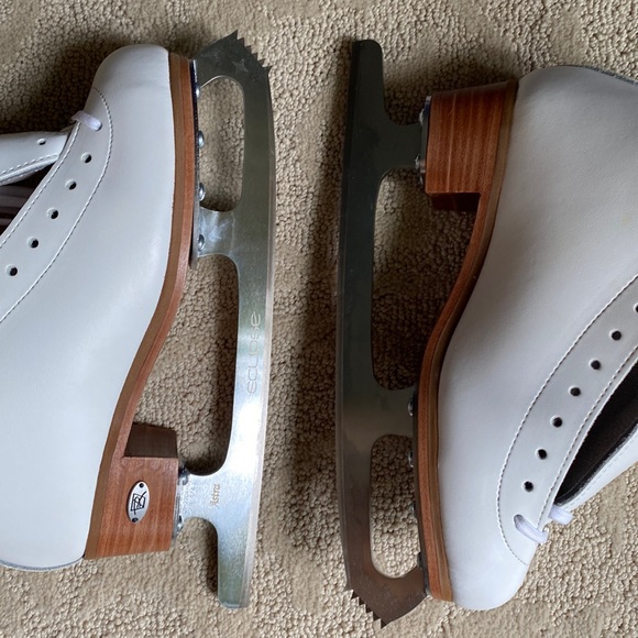NEW IN BOX Riedell | Flair 910 Ice Skates Size 4 with Eclipse Astra 9 1/4” Blade - Picture 9 of 17